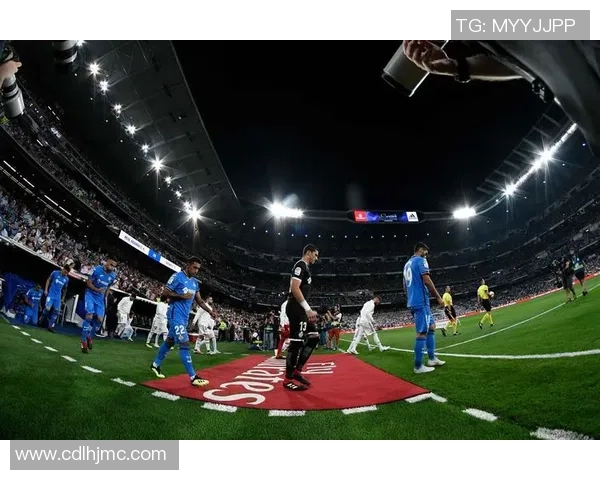 足球明星立体书精彩呈现球场瞬间与传奇故事的完美结合